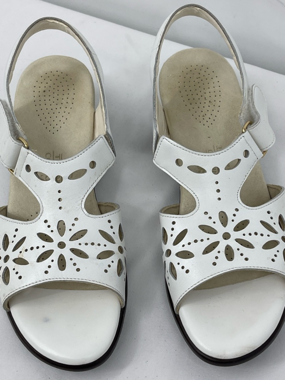 SAS TRIPAD COMFORT SIZE 8 N Women’s White Laser-Cut Slingback Sandals SUNBURST